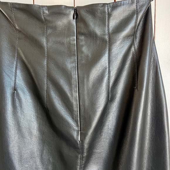 *SOLD* VEGAN LEATHER MID-LENGTH SKIRT Nanushka - Picture 3 of 8